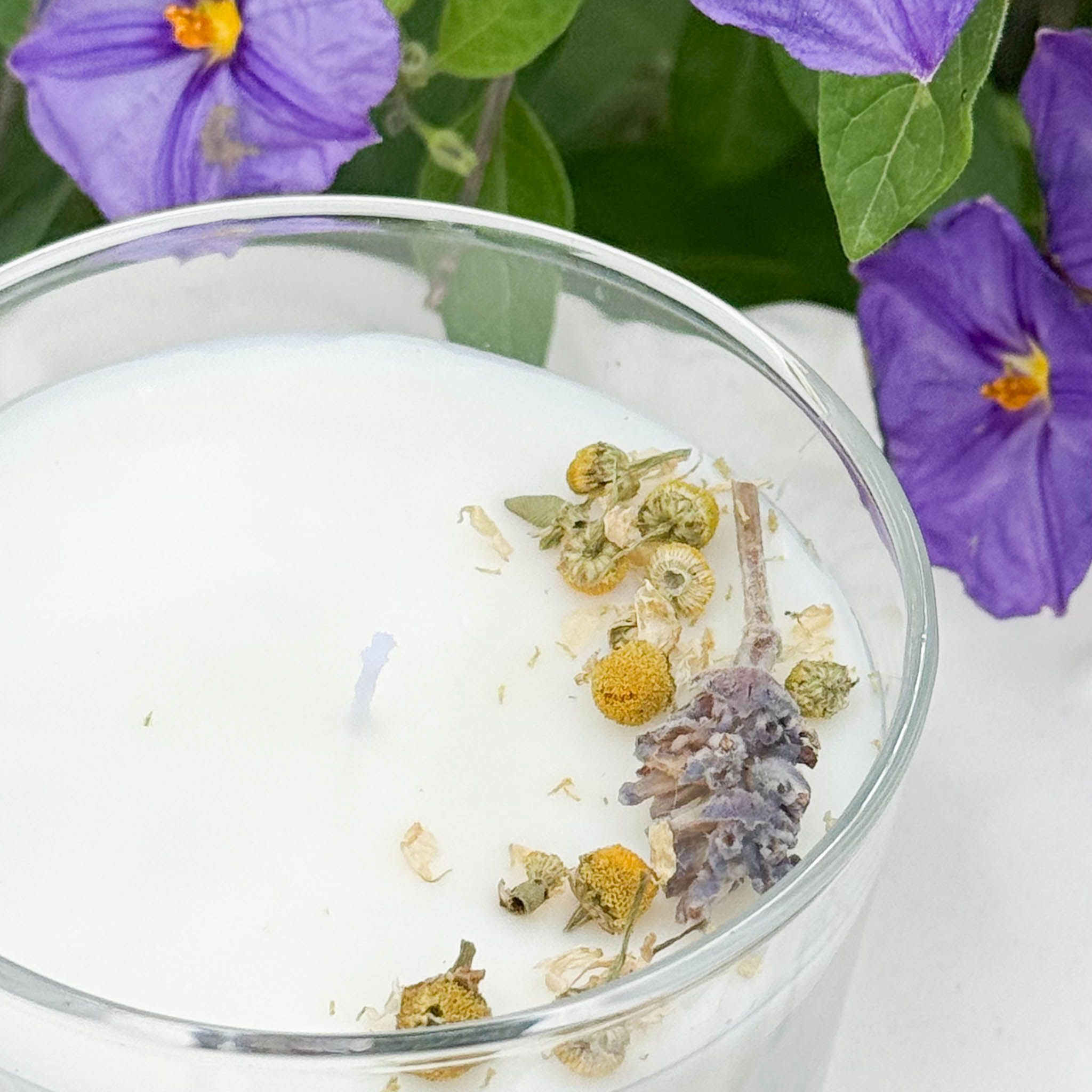 Vela manzanilla y lavanda - Imagen 2